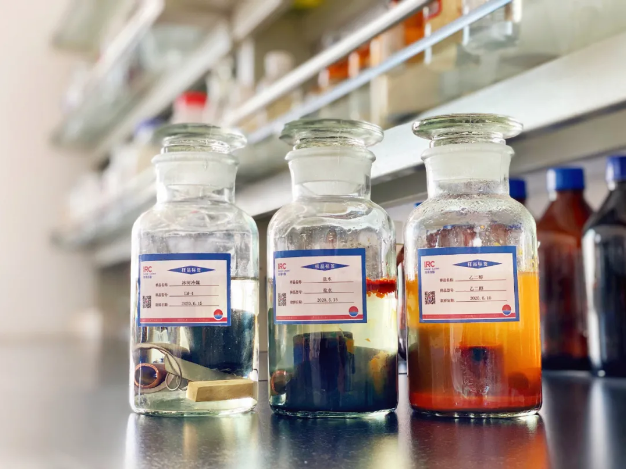 左一：冰河冷媒-4、左二：25%濃度鹽水、左三：30%濃度鹽水