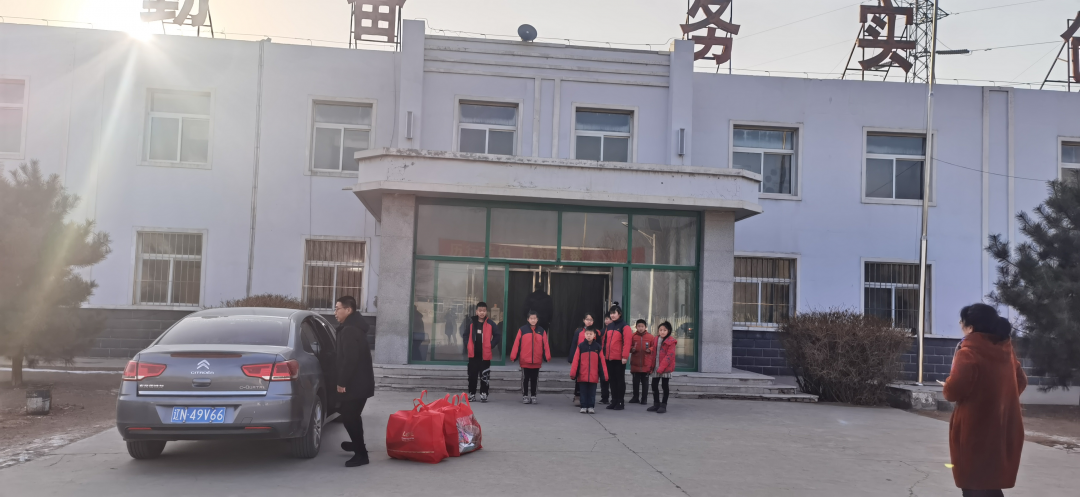 愛心幫扶貧困生，冰河助學(xué)暖人心